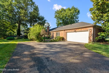 2409 Chattesworth Ln, Louisville, KY 40242