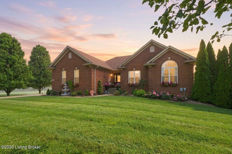 247 Sunray Dr, Shepherdsville, KY 40165