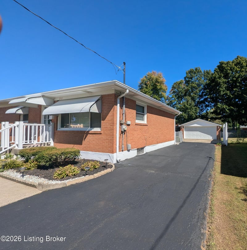 2521 Adrienne Way, Louisville, KY 40216