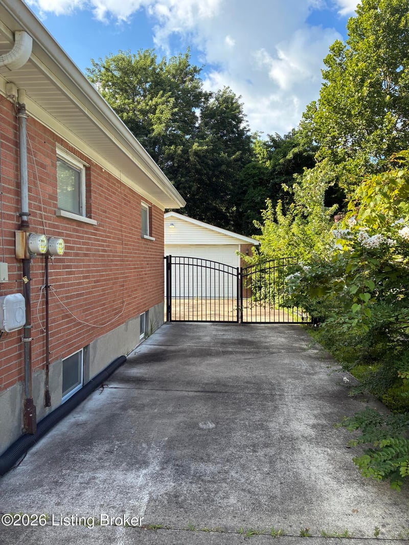 2527 Veronica Dr, Louisville, KY 40216