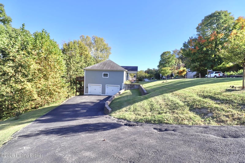 2718 Windsor Forest Dr, Louisville, KY 40272