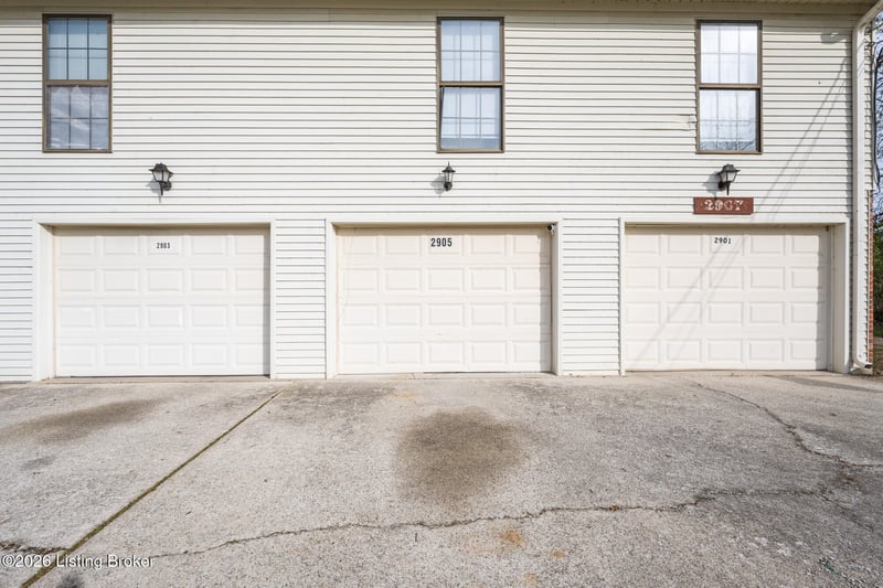 2905 Fordhaven Rd, Louisville, KY 40214