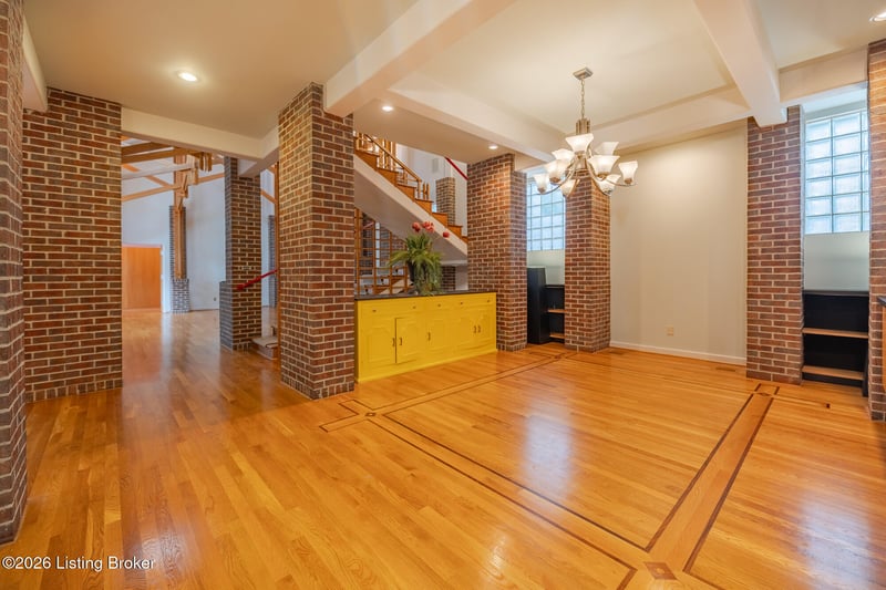 300 12 Penruth Ave, Louisville, KY 40207