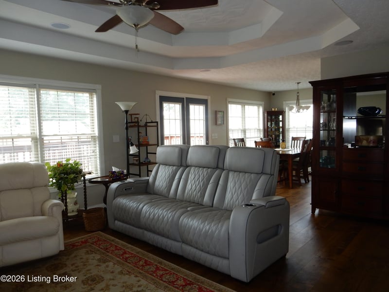 300 Jade Dr, Shepherdsville, KY 40165