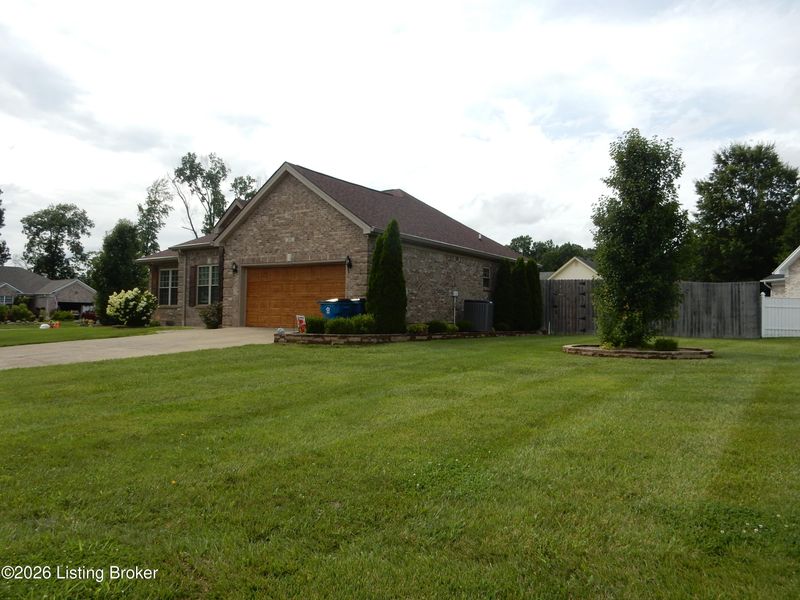 300 Jade Dr, Shepherdsville, KY 40165