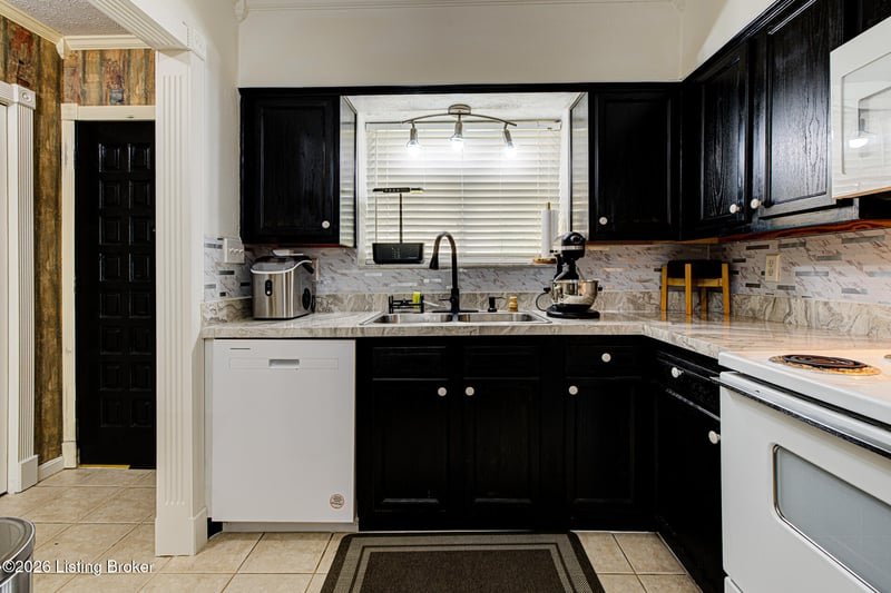 302 Casa Bella Ct, Louisville, KY 40220