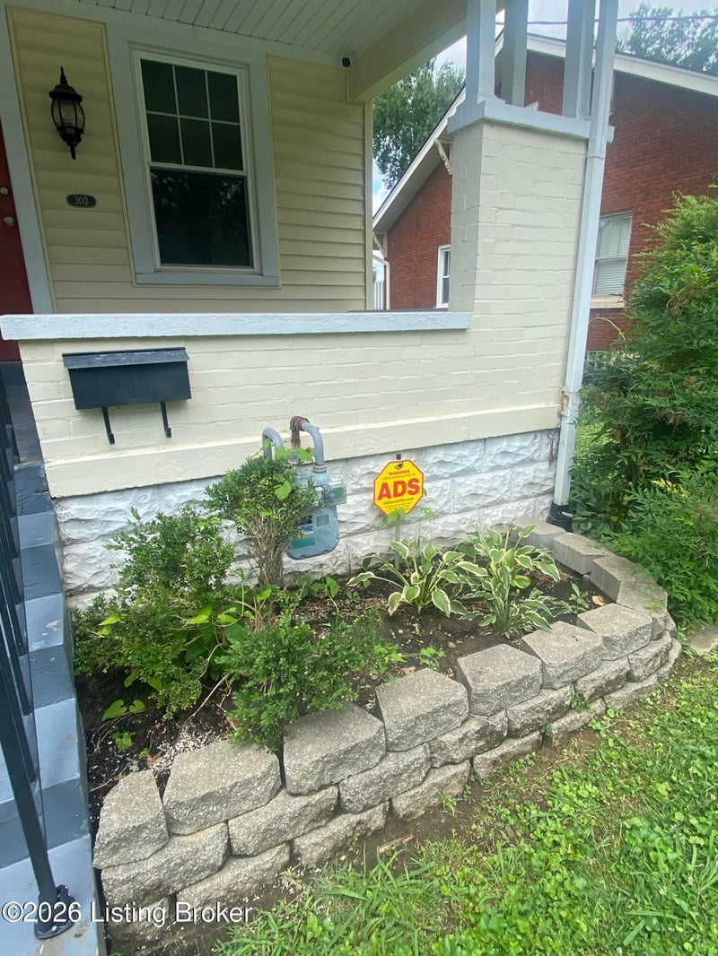 302 Iola Rd, Louisville, KY 40207
