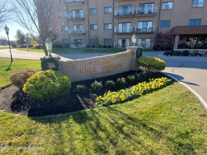 3030 Breckenridge Ln #527, Louisville, KY 40220