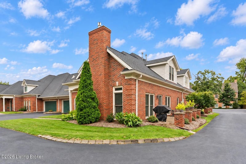 305 Westgate Terrace Ct, Louisville, KY 40207