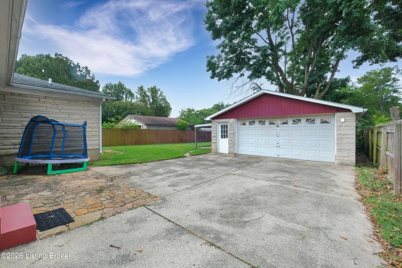 3102 Flair Knoll Dr, Louisville, KY 40216