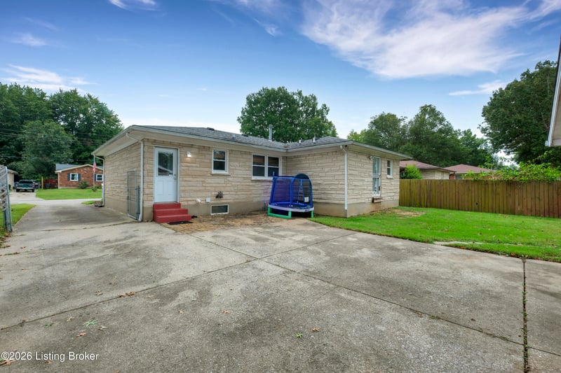 3102 Flair Knoll Dr, Louisville, KY 40216