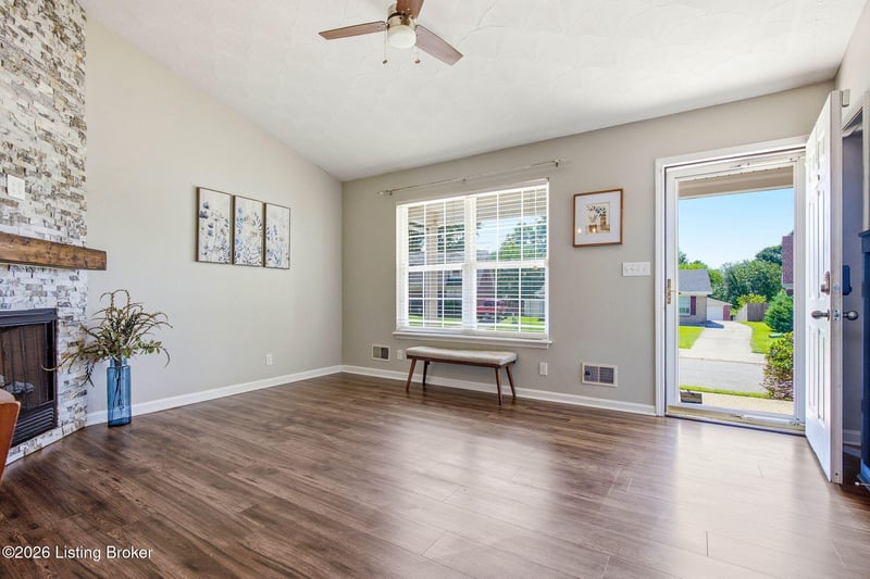 3107 Pine Trace Ct, Louisville, KY 40272