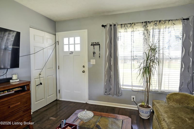 323 Meadowood Rd, Louisville, KY 40229