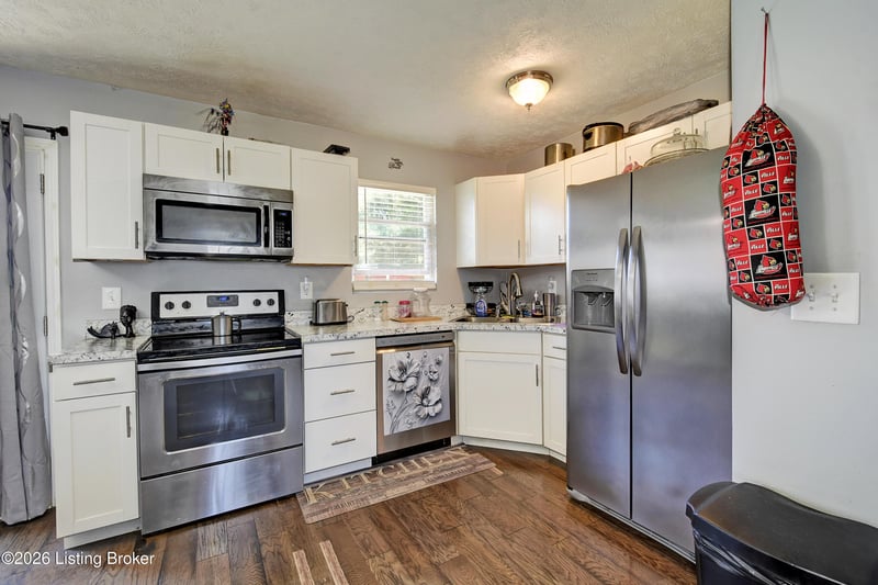 323 Meadowood Rd, Louisville, KY 40229