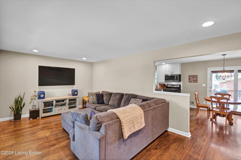 3300 Startan Ct, Louisville, KY 40220