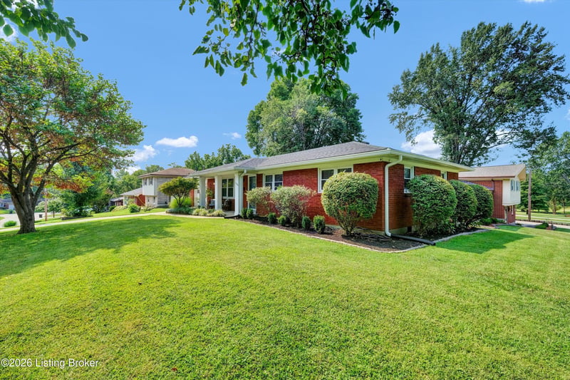 3300 Startan Ct, Louisville, KY 40220