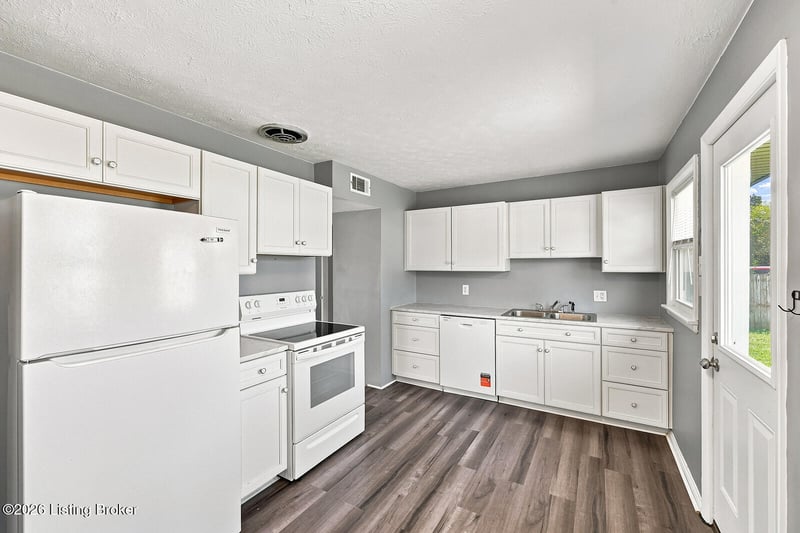 350 Eastview Cir, Shelbyville, KY 40065