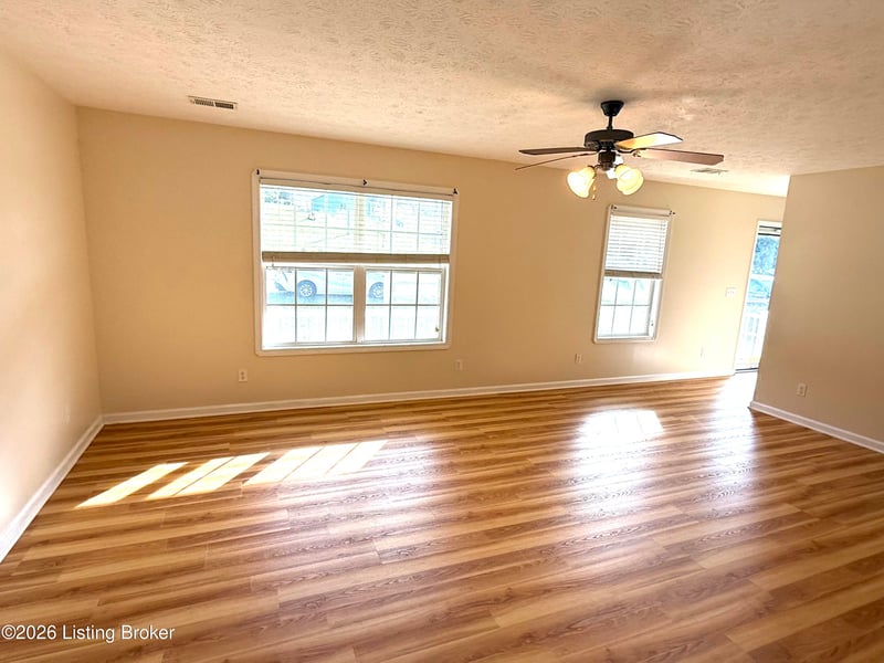 364 Valley View Dr, Vine Grove, KY 40175