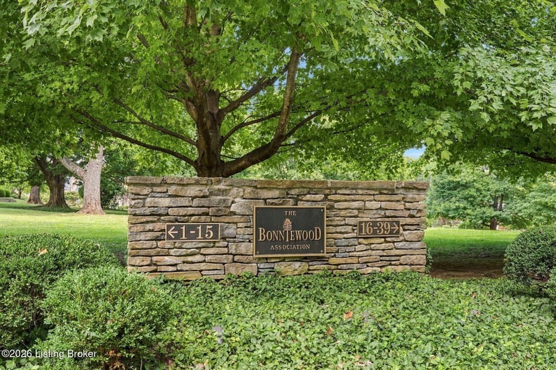 37 Brownsboro Hill Rd, Louisville, KY 40207