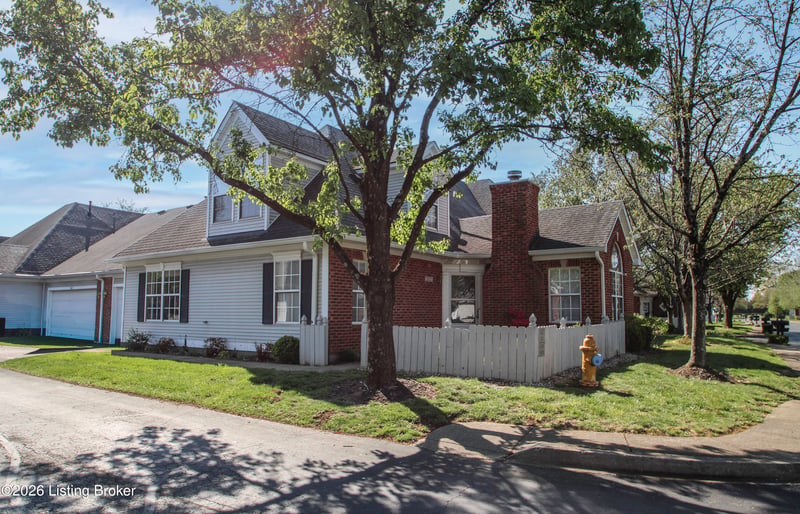 3827 Greenhurst Dr, Louisville, KY 40299