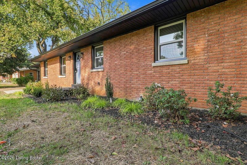 386 S Deepwood Dr, Radcliff, KY 40160