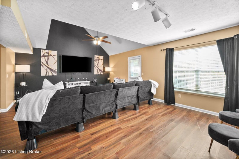 3913 Mimosa View Dr, Louisville, KY 40299
