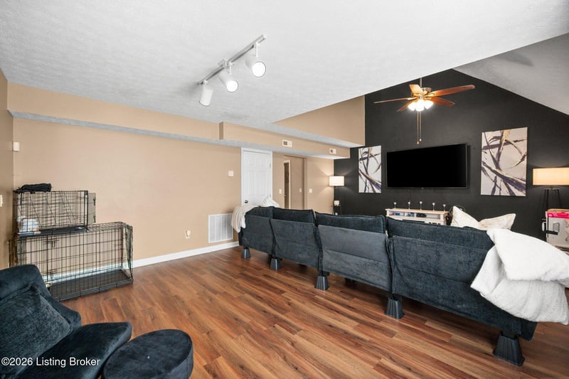 3913 Mimosa View Dr, Louisville, KY 40299