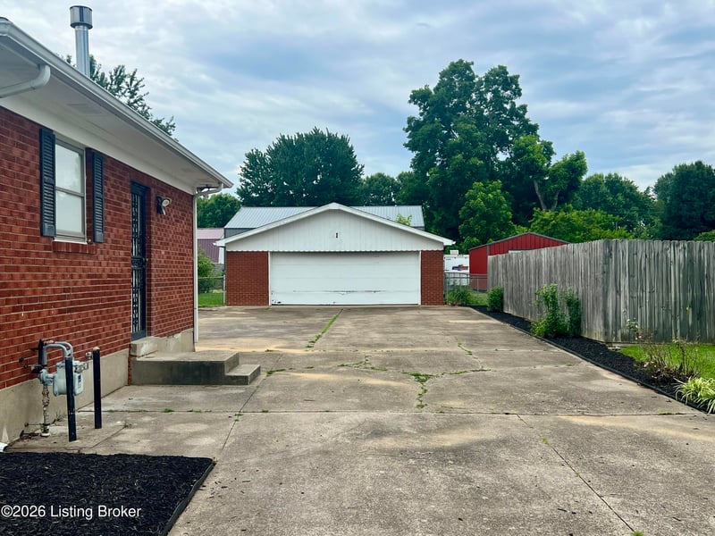 3915 Lovin Ct, Louisville, KY 40216