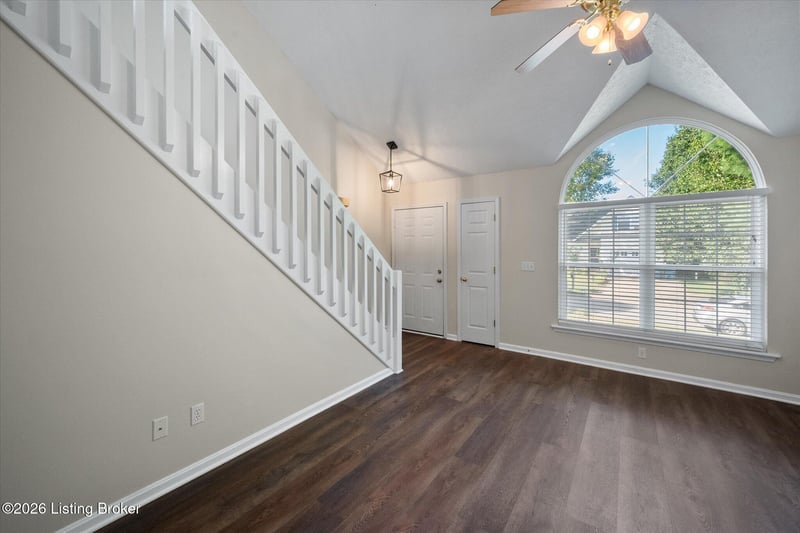 3925 Pinoak View Ct, Louisville, KY 40299