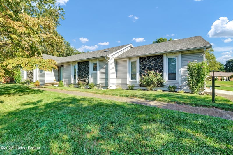 4005 Riveroaks Ln, Louisville, KY 40241