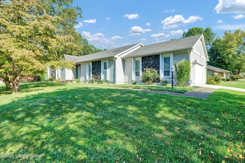 4005 Riveroaks Ln, Louisville, KY 40241