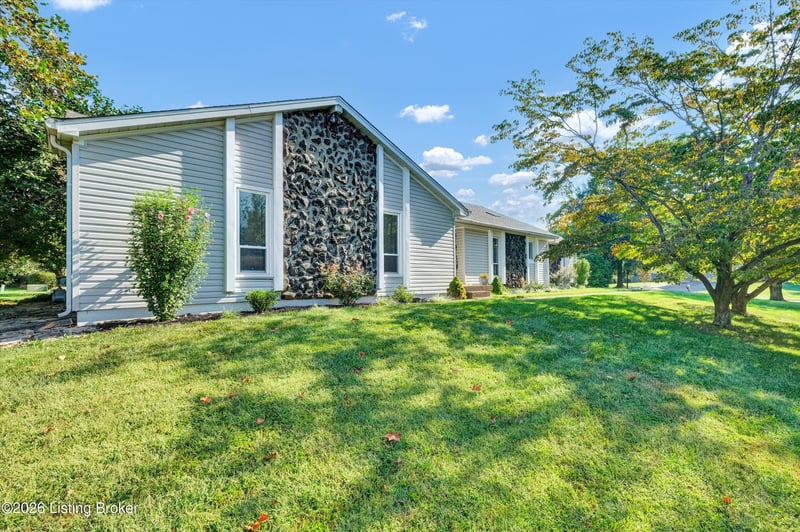 4005 Riveroaks Ln, Louisville, KY 40241