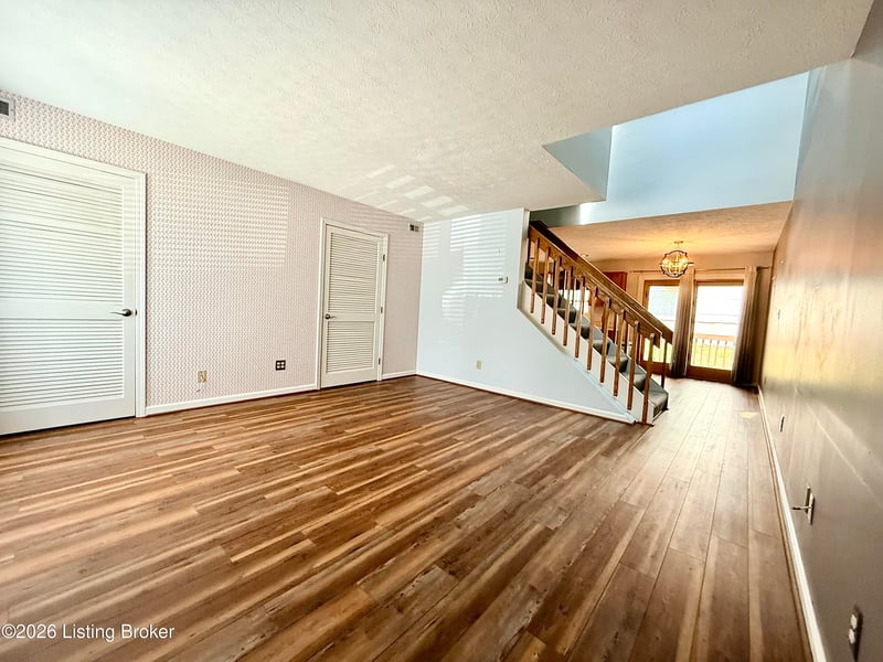 404 Ledgeview Park Dr, Louisville, KY 40206