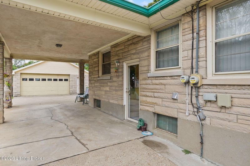 4040 Eden Ln, Louisville, KY 40216