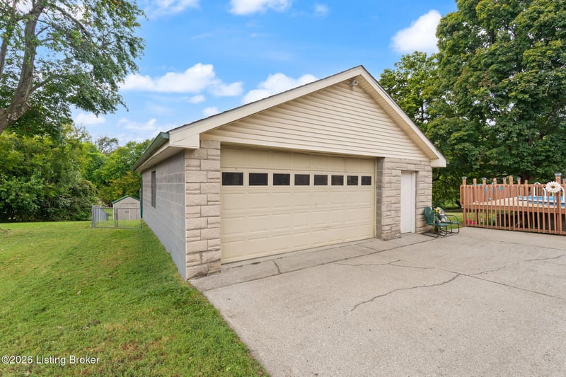 4040 Eden Ln, Louisville, KY 40216