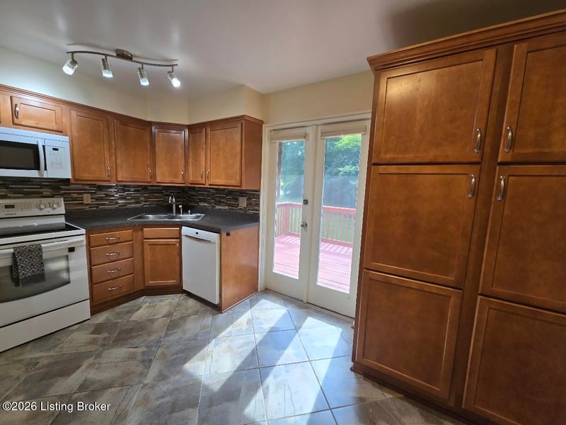 4116 Stoneview Dr #APT 4, Louisville, KY 40207