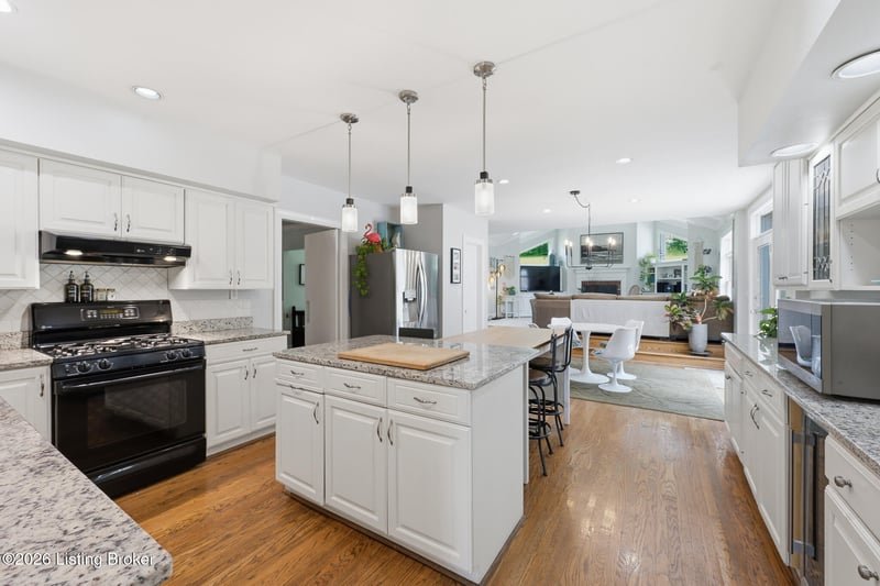 417 Blankenbaker Ln, Louisville, KY 40207