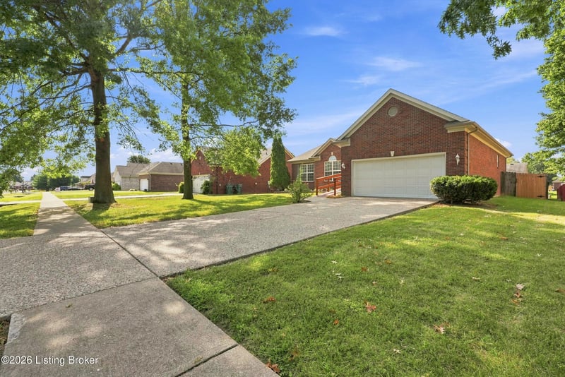417 Spring House Ln, Louisville, KY 40229