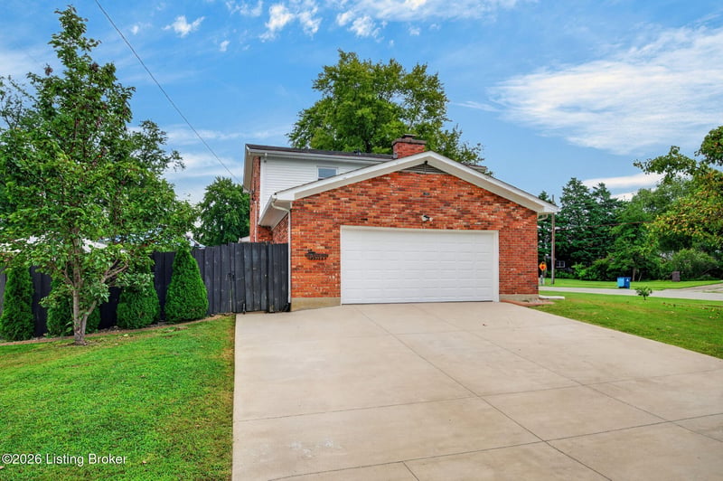 4209 Manner Gate Dr, Louisville, KY 40220