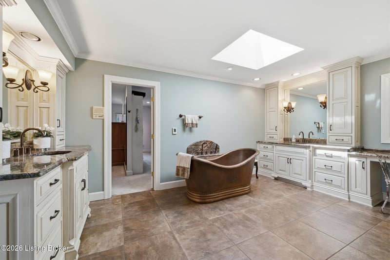 430 Blankenbaker Ln, Louisville, KY 40207