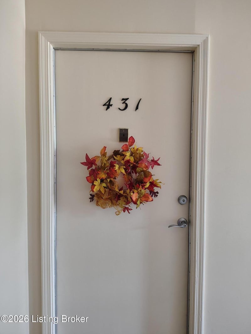 431 Logsdon Ct, Douglass Hills, KY 40243
