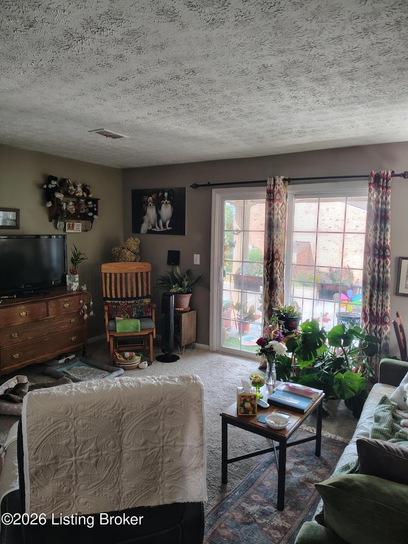 431 Logsdon Ct, Douglass Hills, KY 40243