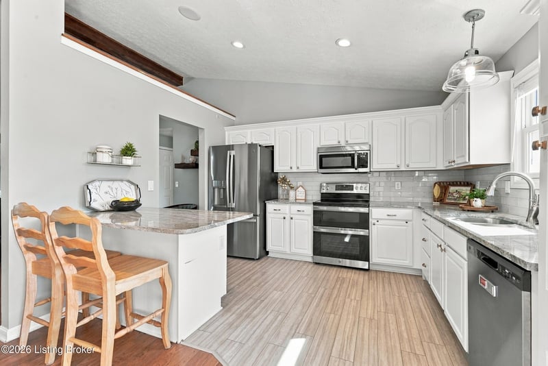 433 Lincoln Station Dr, Simpsonville, KY 40067