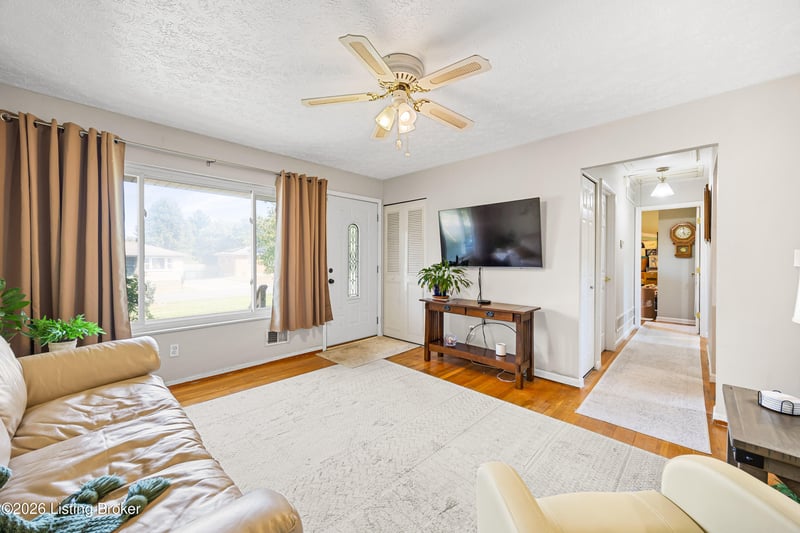445 Prairie Dr, Louisville, KY 40229