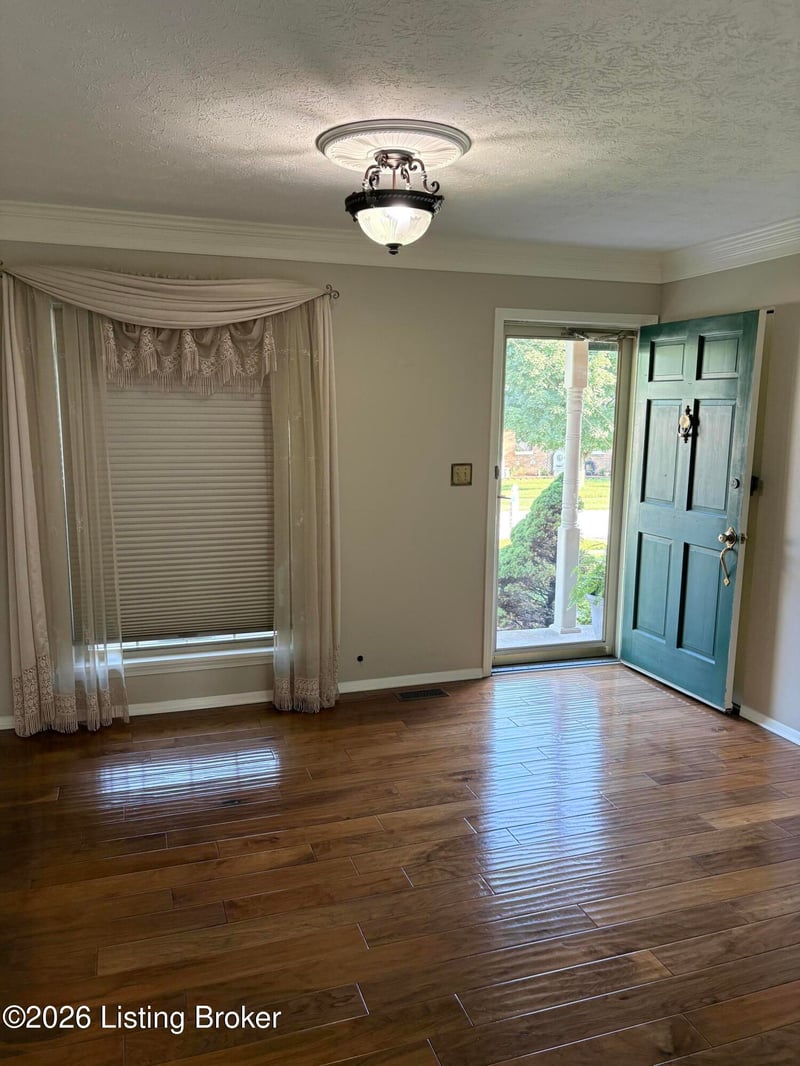 4501 Summitt Dr, Louisville, KY 40229