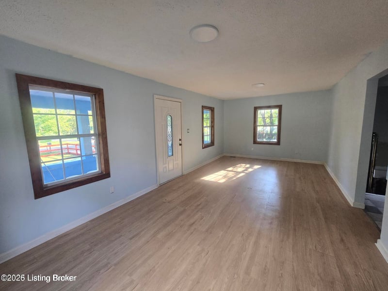 4534 Lake Dreamland Rd, Louisville, KY 40216