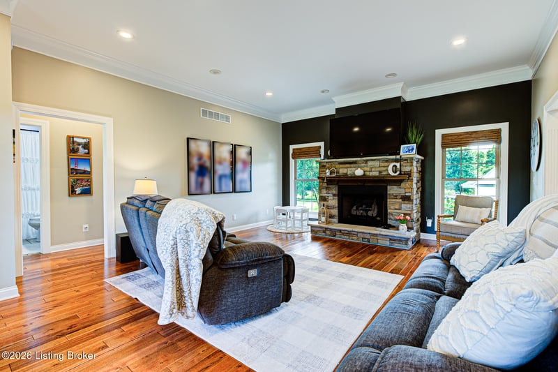 454 Cedar Creek Rd, Louisville, KY 40229