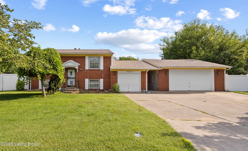 4609 Linger Ct, Louisville, KY 40272