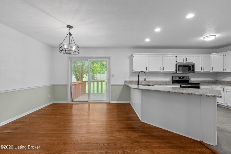 4703 Oak Pointe Dr, Louisville, KY 40245