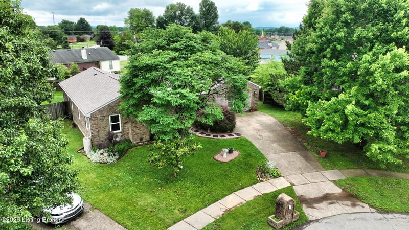 4714 Ridgeway Ct, Louisville, KY 40229